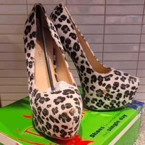 Nwt leopard fabric Pumps